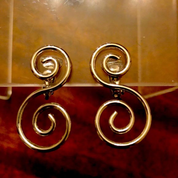 NWT Avon clip on swirl silver tone earrings - Picture 2 of 8